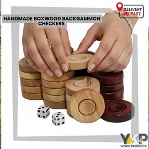 Può includere: Dama da backgammon in legno di bosso fatta a mano in tonalità legno naturale e scuro. L'immagine mostra pile di pedine di legno, dadi e il testo "Handmade Boxwood Backgammon Checkers".