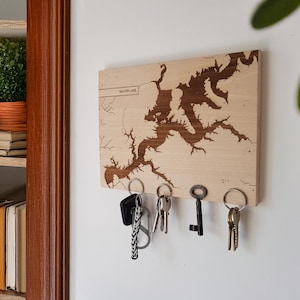 Porte-clés magnétique pour mur, carte en bois de tous les lacs du monde Décoration de maison de lac, cadeaux pour maison de lac, accroche-clés personnalisé, carte du lac