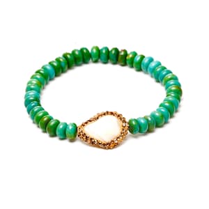 Bracelet extensible élégant turquoise naturel et perle avec accents cz - convient aux poignets de 7 à 7,5 pouces