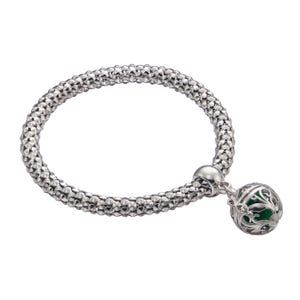 Op de afbeelding: Een zilveren armband met een kleine, ronde, groene bedel. De armband is gemaakt van een ketting van kleine, zilveren kralen.
