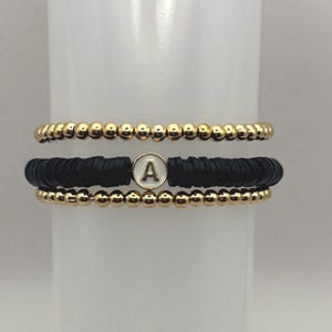 Juego de pulsera minimalista con letras blancas y heishi negras: joyería apilable hecha a mano