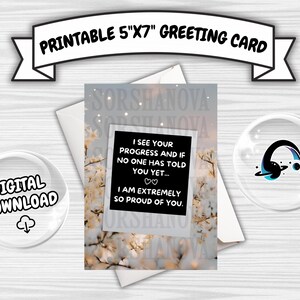 Puede incluir: Una tarjeta de felicitación imprimible de 12,7 x 17,8 cm con fondo blanco y negro. La tarjeta presenta un mensaje que dice "Veo tu progreso y si nadie te lo ha dicho todavía... Estoy extremadamente orgulloso de ti." La tarjeta está decorada con un diseño floral.
