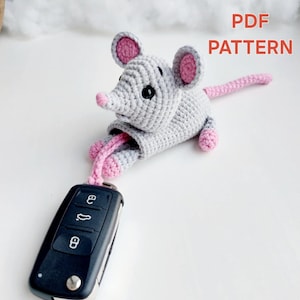 Copri-auto a forma di topo lavorato all'uncinetto. Topolino all'uncinetto. Amigurumi. Simpatico topo all'uncinetto. SCHEMA PDF in inglese. Schema all'uncinetto. Prodotto digitale.