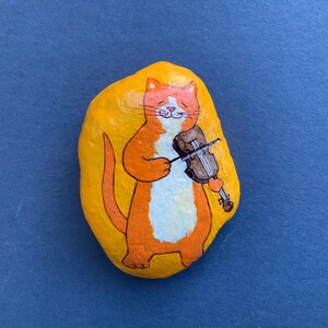 Fiddler cat painted rock paperweight image 2