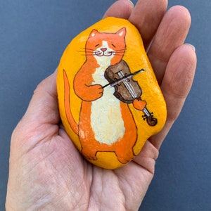 Fiddler cat painted rock paperweight