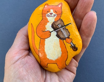 Fiddler cat painted rock paperweight