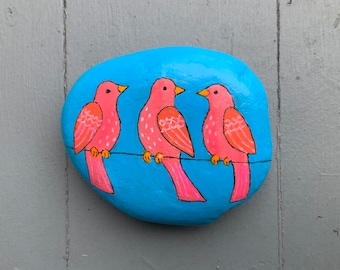 Tres pájaros rosas pisapapeles de roca pintada