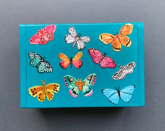 Caja de recuerdos con mariposas pintadas a mano