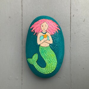 Pisapapeles de roca pintado de sirena imagen 1