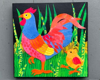 Collage original de arte infantil de gallo y pollito sobre panel de madera