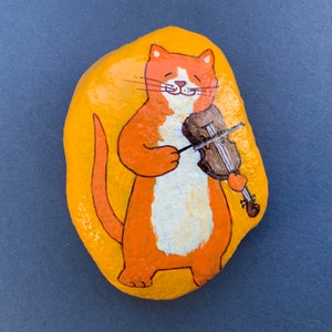 Fiddler cat painted rock paperweight image 3