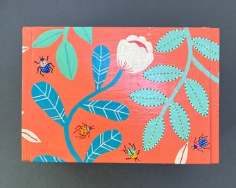 Caja de recuerdos de madera pintada a mano con escarabajos y hojas decorativas