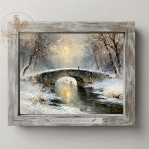 Könnte beinhalten: Ein Ölgemälde in einem verwitterten grauen Holzrahmen zeigt eine verschneite Winterlandschaft mit einer Steinbrücke über einem dunklen Bach. Die Szene umfasst kahle Bäume, ein sanftes goldenes Licht am Himmel und einen kleinen Vogel.