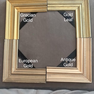 以下が含まれることがあります： 異なるゴールド仕上げの額縁のコーナーサンプル4点。ラベルにはGrecian Gold、Gold Leaf、European Gold、Antique Goldと記載されています。各ピースの内側と外側の縁には、装飾的な溝模様が施されています。