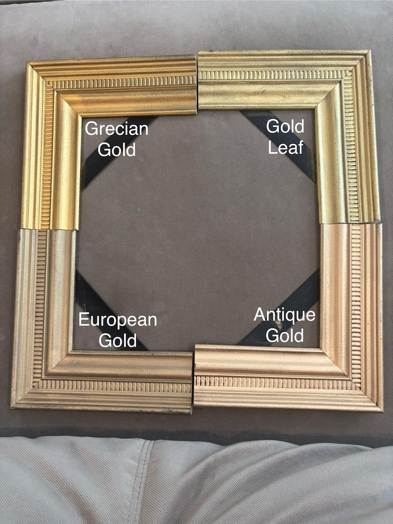 以下が含まれることがあります： 異なるゴールド仕上げの額縁のコーナーサンプル4点。ラベルにはGrecian Gold、Gold Leaf、European Gold、Antique Goldと記載されています。各ピースの内側と外側の縁には、装飾的な溝模様が施されています。