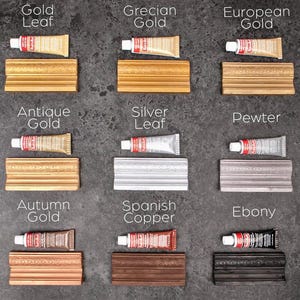 以下が含まれることがあります： Gold Leaf、Grecian Gold、European Gold、Antique Gold、Silver Leaf、Pewter、Autumn Gold、Spanish Copper、Ebonyとラベル付けされた、9本のRub 'n Buffメタリックワックスチューブと対応する塗装済みモールディングサンプルのコレクション。