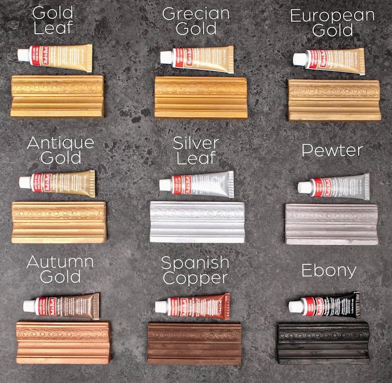 以下が含まれることがあります： Gold Leaf、Grecian Gold、European Gold、Antique Gold、Silver Leaf、Pewter、Autumn Gold、Spanish Copper、Ebonyとラベル付けされた、9本のRub 'n Buffメタリックワックスチューブと対応する塗装済みモールディングサンプルのコレクション。