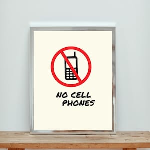 Puede incluir: Un cartel blanco enmarcado con un círculo rojo y una línea diagonal que atraviesa un icono de teléfono móvil negro. El texto "NO CELL PHONES" está escrito en negro debajo del icono.