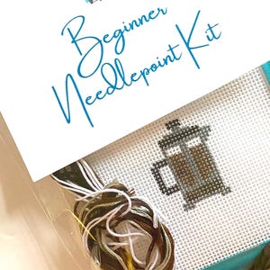 STARTER NEEDLEPOONT KIT- Mini French Press 13 Mesh Handgefertigte Bemalte Leinwand, Garne und Zubehör für Anfänger | diy Simple + Easy Projekt