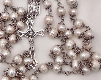 Rosario de perlas blancas de agua dulce – Elegante regalo religioso en caja – Cuentas de oración – Regalo católico