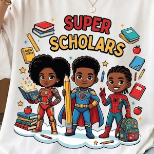 Può includere: Una t-shirt bianca con una grafica colorata di tre bambini vestiti da supereroi, circondati da materiale scolastico come libri, matite e mele. Il testo "SUPER SCHOLARS" è stampato in grandi lettere in grassetto sopra i personaggi.