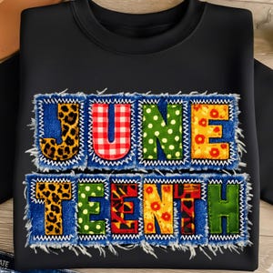 Puede incluir: Camiseta negra de cuello redondo con las palabras "JUNE" y "TEENTH" aplicadas en tela estampada colorida. Las letras están cosidas sobre parches azules tipo denim con bordes deshilachados, creando un diseño de patchwork.