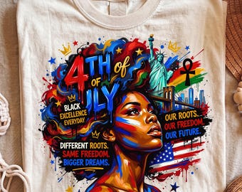 Puede incluir: Una camiseta color crema con un gráfico vibrante de una persona con cabello abstracto y colorido. El diseño incluye la Estatua de la Libertad, el puente de Brooklyn, un símbolo ankh y el texto: 4TH of JLY, BLACK EXCELLENCE EVERYDAY, DIFFERENT ROOTS. SAME FREEDOM. BIGGER DREAMS. OUR ROOTS. OUR FREEDOM. OUR FUTURE.