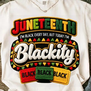 Puede incluir: Camiseta blanca con un dise&ntilde;o bordado colorido. El dise&ntilde;o presenta la palabra "Juneteenth" en rojo, amarillo y verde, con la palabra "Blackity" en blanco. Debajo, tres parches rectangulares que dicen "BLACK" en rojo, verde y amarillo.