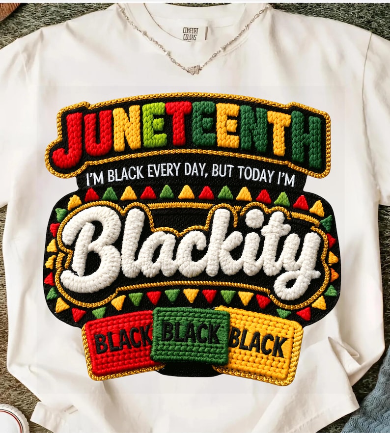 Puede incluir: Camiseta blanca con un dise&ntilde;o bordado colorido. El dise&ntilde;o presenta la palabra "Juneteenth" en rojo, amarillo y verde, con la palabra "Blackity" en blanco. Debajo, tres parches rectangulares que dicen "BLACK" en rojo, verde y amarillo.
