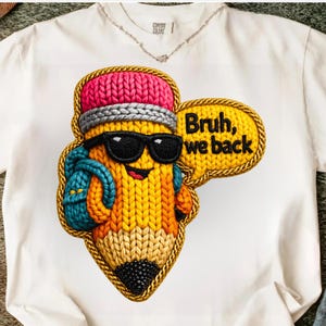 Può includere: T-shirt bianca con un personaggio a forma di matita dei cartoni animati con occhiali da sole, uno zaino e un cappello rosa. La matita è circondata da un bordo dorato e da un fumetto giallo con la scritta "Bruh, we back."