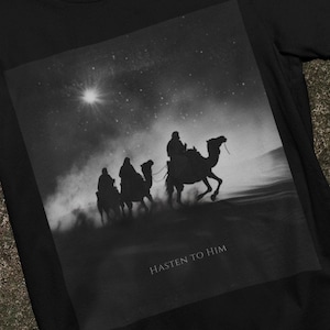 Apresse-se para Ele - Camiseta vintage de Natal dos Três Reis Magos correndo, camiseta vintage de feriado bíblico, camiseta retrô de Natal, blusa com estampa de presépio