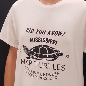 Bonita camiseta educativa con mapa de Mississippi y tortuga