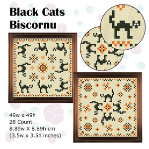 Könnte beinhalten: Zwei gerahmte Kreuzsticharbeiten mit einem schwarzen Katzen-Thema. Die Kunstwerke zeigen schwarze Katzensilhouetten und orangefarbene und schwarze geometrische Muster auf cremefarbenem Hintergrund. Der Text "Black Cats Biscornu" steht oben. Die Maße sind 8,89 cm x 8,89 cm.