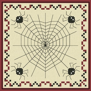 Puede incluir: Diseño de punto de cruz que presenta una telaraña negra con cuatro arañas en las esquinas. El diseño está sobre un fondo crema con un borde rojo y negro, ideal para Halloween.