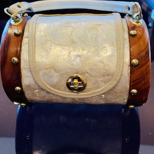 Elegante bolso vintage de nácar y madera. Adornado con tachuelas y herrajes dorados. Hallazgo único de 50 o 60 piezas. En perfecto estado.