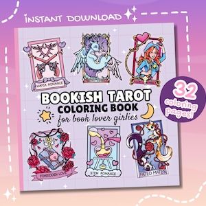 Puede incluir: Una portada de libro para colorear cuadrada con un fondo degradado púrpura y rosa. La portada presenta seis ilustraciones de cartas del tarot con el texto "BOOKISH TAROT COLORING BOOK for book lover girlies". Un círculo púrpura dice "32 páginas para colorear!"