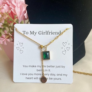 Collana con ciondolo smeraldo, regalo per la fidanzata – Delicato gioiello in pietra verde con biglietto "To My Girlfriend" – Compleanno, anniversario, regalo romantico