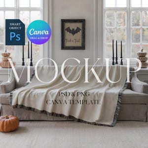 Puede incluir: Imagen de maqueta con una manta crema con flecos sobre un sofá gris. La imagen incluye un letrero enmarcado de "Trick or Treat" con un murciélago, calabazas y el texto "MOCKUP PSD & PNG CANVA TEMPLATE".