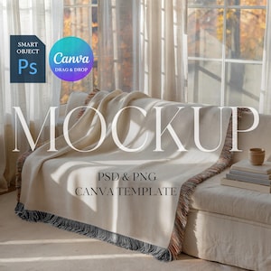 Puede incluir: Una manta de color crema con flecos está sobre un sofá. La manta tiene un patrón tejido con un borde negro, marrón y naranja. La palabra "MOCKUP" se muestra en una fuente grande y elegante en la manta.