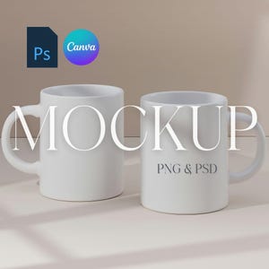 以下が含まれることがあります： 白い取っ手付きのセラミックマグカップが2つ。「MOCKUP」の文字が大きく書かれています。1つのマグカップには「PNG & PSD」と書かれています。画像には「Ps」と「Canva」のロゴも含まれています。