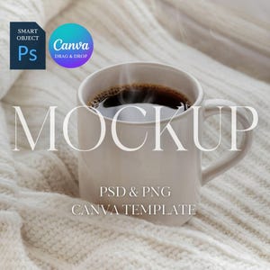 K&ouml;nnte beinhalten: Eine wei&szlig;e Keramiktasse gef&uuml;llt mit dampfendem Kaffee steht auf einer wei&szlig;en Strickdecke. Die Tasse tr&auml;gt den Text "MOCKUP" in gro&szlig;en wei&szlig;en Buchstaben und den Text "PSD & PNG CANVA TEMPLATE" in kleineren schwarzen Buchstaben.
