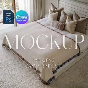 Puede incluir: Una cama con una manta color crema con borde con flecos y varias almohadas. La palabra "MOCKUP" se muestra en letras grandes en la manta. El texto "PSD & PNG CANVA TEMPLATE" está debajo.