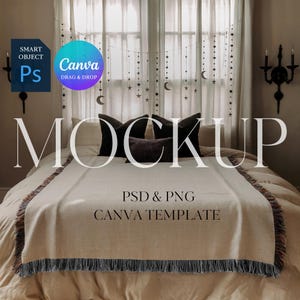 Puede incluir: Maqueta de cama con una manta beige con flecos, cojines oscuros y decoraciones de estrellas y lunas. La imagen incluye el texto "MOCKUP" y "PSD & PNG CANVA TEMPLATE".