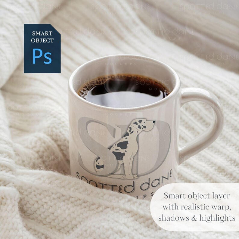 K&ouml;nnte beinhalten: Eine wei&szlig;e Keramiktasse mit schwarzem Henkel, gef&uuml;llt mit Kaffee und aufsteigendem Dampf. Die Tasse hat ein Motiv eines gefleckten Hundes mit dem Text "Spotted Dane" auf der Vorderseite.