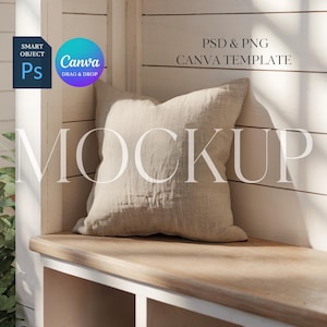 Könnte beinhalten: Ein beiges Leinenkissen liegt auf einer Holzbank, Teil einer Mockup-Szene. Das Wort "MOCKUP" wird in großen, eleganten Buchstaben auf der Vorderseite angezeigt. Die Szene enthält ein Canva-Vorlagenlogo und ein Photoshop Smart Object-Logo.