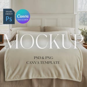 Op de afbeelding: Een bed met een crèmekleurige deken en kussens. Het woord "MOCKUP" staat over de deken. De afbeelding bevat ook de tekst "PSD & PNG CANVA TEMPLATE" en logo's voor "Smart Object Ps" en "Canva Drag & Drop".
