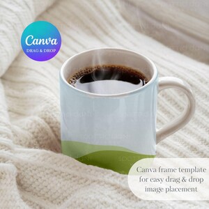K&ouml;nnte beinhalten: Eine wei&szlig;e Keramiktasse mit einem gr&uuml;nen und blauen Design, gef&uuml;llt mit dampfendem Kaffee, die auf einer wei&szlig;en Strickdecke steht.