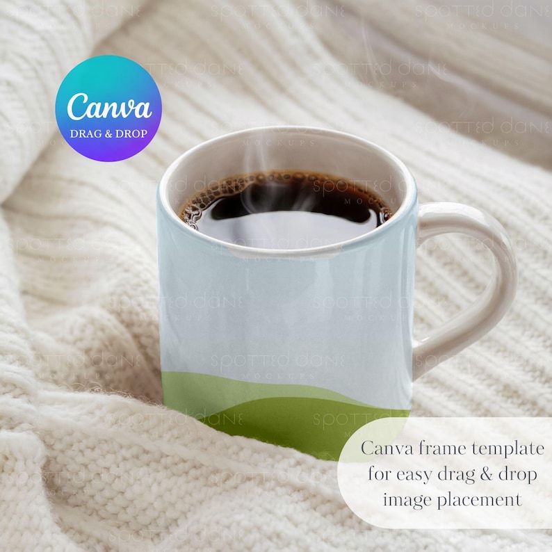 K&ouml;nnte beinhalten: Eine wei&szlig;e Keramiktasse mit einem gr&uuml;nen und blauen Design, gef&uuml;llt mit dampfendem Kaffee, die auf einer wei&szlig;en Strickdecke steht.