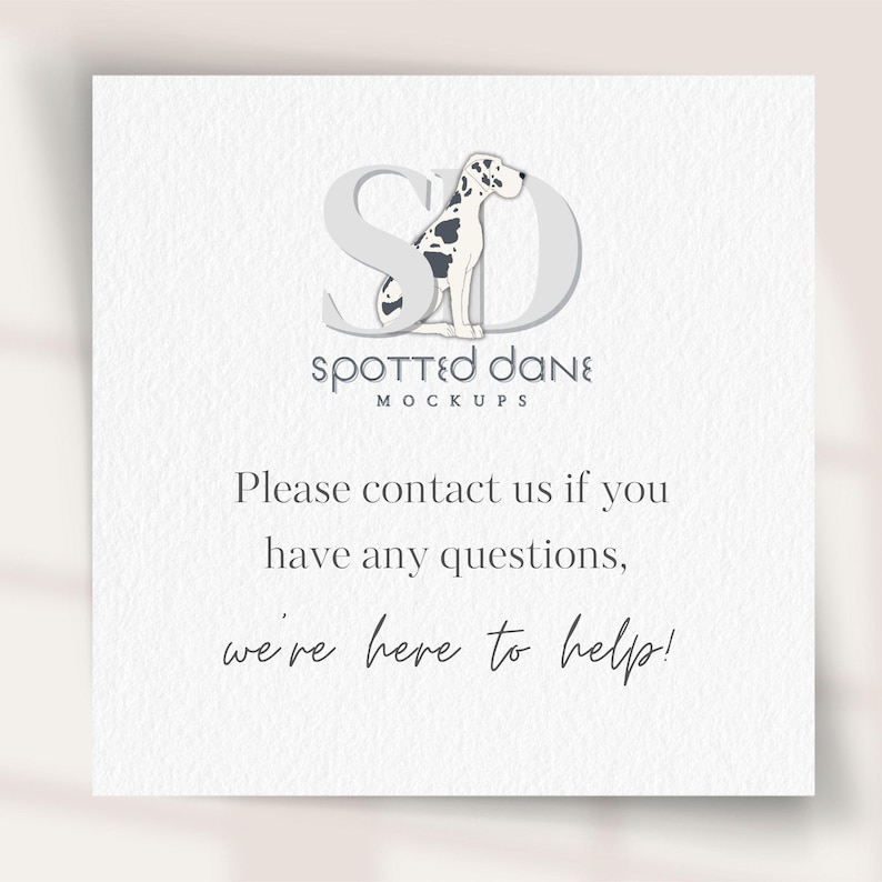 K&ouml;nnte beinhalten: Eine wei&szlig;e Karte mit einer Illustration eines grau-schwarz gefleckten Hundes und dem Text "SD Spotted Dane Mockups". Die Karte enth&auml;lt auch den Text "Bitte kontaktieren Sie uns, wenn Sie Fragen haben, wir helfen Ihnen gerne weiter!"