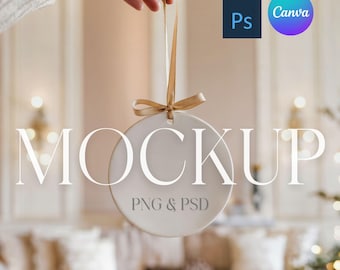 Peut inclure: Une décoration ronde en céramique blanche avec un ruban doré et une ficelle suspendue à une main. L'ornement porte l'inscription "MOCKUP PNG & PSD".